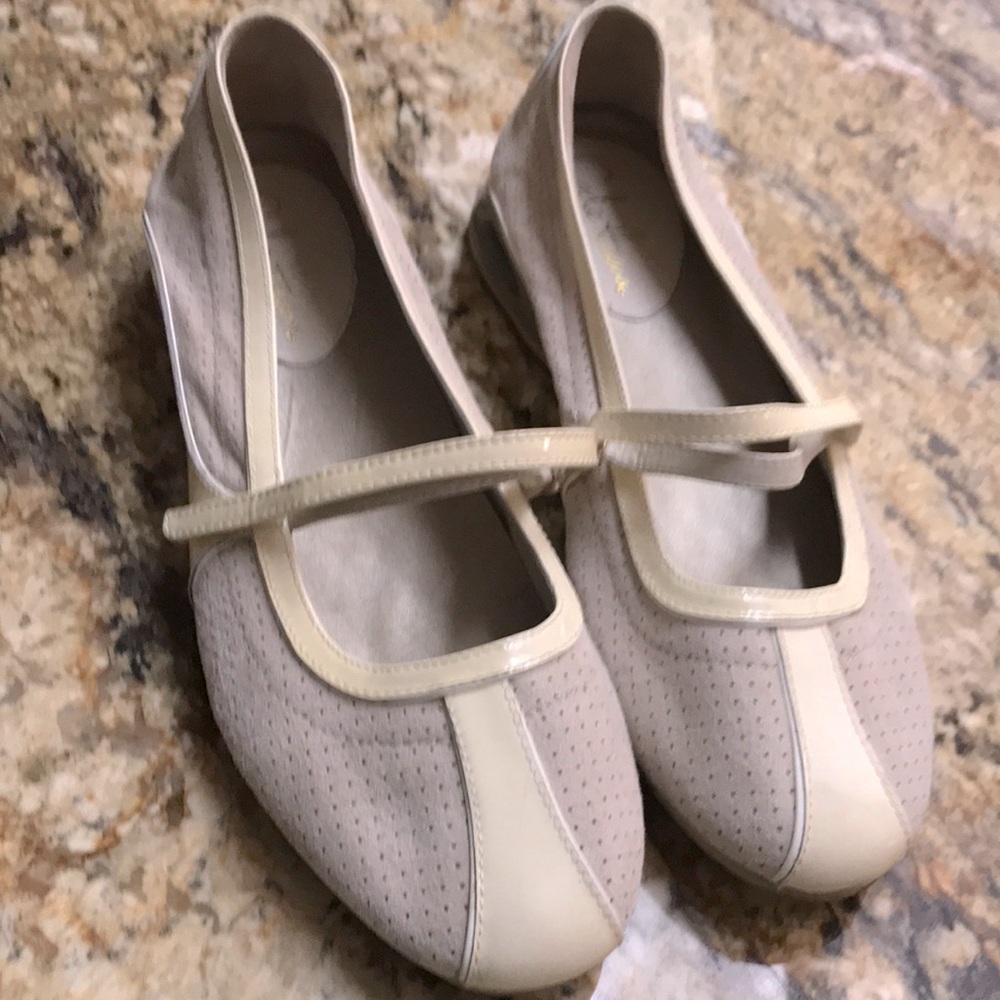 Cole Hahn size 8 B cream paten leather and suede shoes